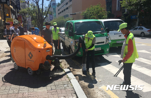 【광주=뉴시스】배동민 기자 = 거리청소에 투입된 로봇형 노면청소기. 2018.01.07. (사진=뉴시스DB) photo@newsis.com