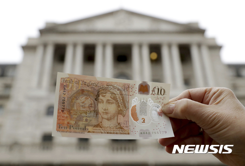 【런던=AP/뉴시스】 영국 런던에서 14일(현지시간) 소설가 제인 오스틴 초상화가 들어간 10파운드짜리 신권이 공개되고 있다. 2017.09.14 