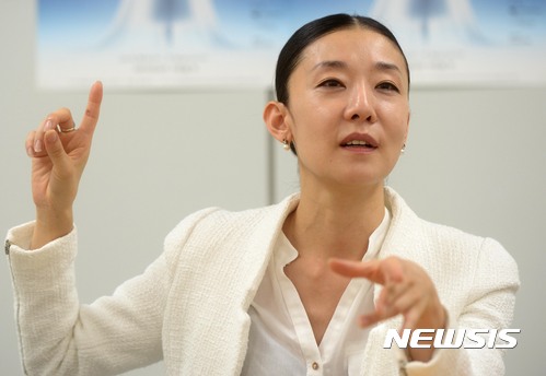 【서울=뉴시스】조성봉 기자 = 14일 오후 서울 마포구 마포아트센터에서 열린 발레 ‘지젤’ 간담회에서 주연을 맡은 스페인국립무용단 수석무용수 김세연이 취재진의 질문에 답변하고 있다.낭만주의 시대를 대표하는 명작발레 ‘지젤’은 달빛이 비추는 숲속에서 펼쳐지는 신비로운 군무와 주인공 사이에 오가는 애절한 사랑이야기를 담았으며. 오는 15일 마포아트센터 아트홀 맥에서 공연된다. 2017.09.14.suncho21@newsis.com