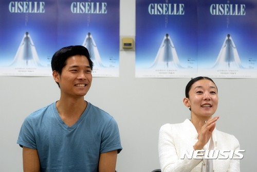 【서울=뉴시스】조성봉 기자 = 14일 오후 서울 마포구 마포아트센터에서 열린&nbsp; 발레 ‘지젤’ 간담회에서 주연을 맡은 스페인국립무용단 수석무용수 김세연이 취재진의 질문에 답변하고 있다. 왼쪽은 주연을 맡은 네덜란드국립발레단 수석무용수 최영규.낭만주의 시대를 대표하는 명작발레 ‘지젤’은 달빛이 비추는 숲속에서 펼쳐지는 신비로운 군무와 남녀 주인공 사이에 오가는 애절한 사랑이야기를 담았으며. 오는 15일 마포아트센터 아트홀 맥에서 공연된다. 2017.09.14.suncho21@newsis.com