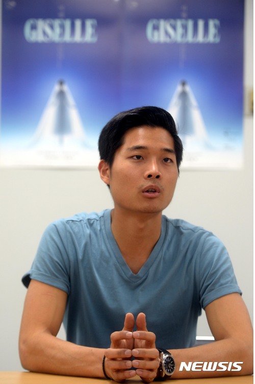 【서울=뉴시스】조성봉 기자 = 14일 오후 서울 마포구 마포아트센터에서 열린 발레 ‘지젤’ 간담회에서 주연을 맡은 스 네덜란드국립발레단 수석무용수 최영규가 취재진의 질문에 답변하고 있다.낭만주의 시대를 대표하는 명작발레 ‘지젤’은 달빛이 비추는 숲속에서 펼쳐지는 신비로운 군무와 남녀 주인공 사이에 오가는 애절한 사랑이야기를 담았으며. 오는 15일 마포아트센터 아트홀 맥에서 공연된다. 2017.09.14.suncho21@newsis.com