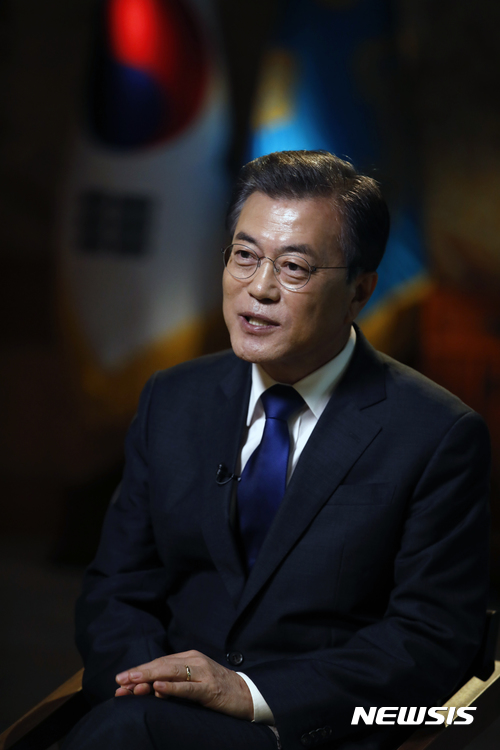 【서울=뉴시스】전신 기자 = 문재인 대통령이 14일 오후 청와대 본관 접견실에서 CNN 폴라 핸콕스 서울 지국특파원과 인터뷰를 하고 있다. 2017.09.14. (사진=청와대 제공)&nbsp; photo@newsis.com 