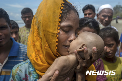 【샤 포리르 드윕=AP/뉴시스】 미얀마 로힝야 여성이 14일 폭력사태를 피해 배를 타고 방글라데시로 넘어오려다 배가 전복되는 바람에 사망한 자신의 아기에 입을 맞추고 있다. 2017.09. 15 