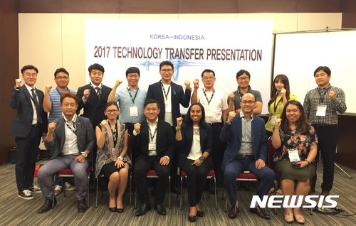 【창원=뉴시스】 홍정명 기자 = 지난 13일(현지시각) 인도네시아 자카르타에서 경남테크노파크가 개최한 ‘2017 인도네시아 기술상담회’에 참석한 경남지역 4개 업체, 인도네시아 산업부, 정보통신협회 등 관계자들이 기념촬영을 하고 있다.2017.09.15.(사진=경남테크노파크 제공) photo@newsis.com