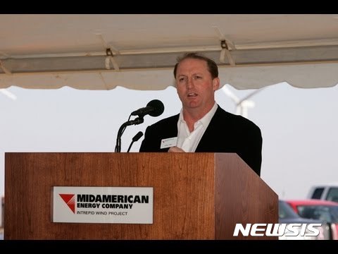 【서울=뉴시스】 미국의 버크셔헤서웨이그룹 에너지 부문을 이끄는 그렉 아벨(55) 대표. 그는 아지트 자인(67) 재보험 부문 대표와 더불어 워런 버핏(87) 회장의 뒤를 이을 후계자군으로 꼽혀왔다. (사진출처=유튜브)