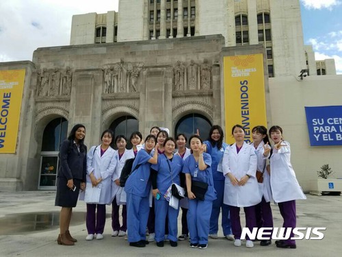 【울산=뉴시스】구미현 기자 = 춘해보건대학교는 49년 전통의 보건의료특성화 대학으로 글로벌 보건의료역량 강화를 위해 다양한 프로그램을 운영하고 있다. 사진은 지난해 간호학과 미국 현장 실습 모습. 2017.09.15. (사진=춘해보건대 제공) photo@newsis.com