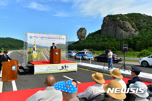 【고창=뉴시스】김종효 기자 = 15일 전북 고창군 아산면 구암리 일원에서 열린 '아산·선운사 간 군도 개통식'에서 박우정 군수가 인사말을 하고 있다. 2017.09.15. (사진 = 고창군 제공) photo@newsis.com