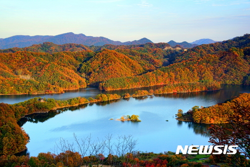 【옥천=뉴시스】충북 옥천군의 대표적 관광명소인 대청호 부소담악.(사진=뉴시스 DB) photo@newsis.com