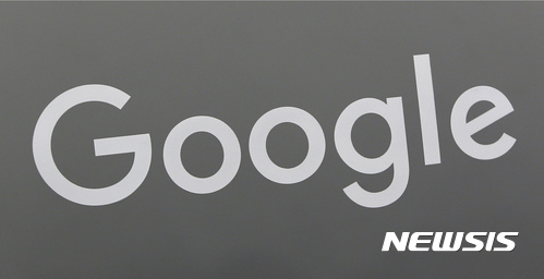 【히알리(미 플로리다주)=AP/뉴시스】지난 8월7일 미 플로리다주 히알리의 한 상점에 구글 사인이 보이고 있다. 구글은 전 여직원 3명으로부터 남녀 간 임금 차별을 이유로 집단소송을 제기당했다. 이들은 그동안 덜 받은 임금과 함께 구글 이윤의 일부를 받아야 한다고 주장했다. 2017.9.15