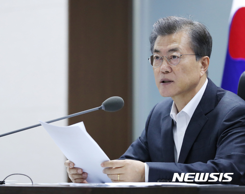 【서울=뉴시스】 문재인 대통령이 15일 오전 청와대 국가위기관리센터 상황실에서 북한의 미사일 발사 도발에 대응하기 위해 열린 국가안전보장회의(NSC) 전체회의에 참석, 주재하고 있다. 2017.09.15. (사진=청와대 제공) photo@newsis.com