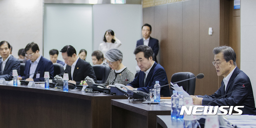 【서울=뉴시스】 문재인 대통령이 15일 오전 청와대 국가위기관리센터 상황실에서 북한의 미사일 발사 도발에 대응하기 위해 열린 국가안전보장회의(NSC) 전체회의에 참석, 주재하고 있다. 2017.09.15. (사진=청와대 제공)&nbsp; photo@newsis.com