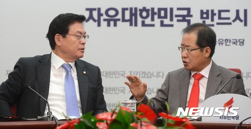 【서울=뉴시스】홍효식 기자 = 자유한국당 홍준표(오른쪽) 대표가 15일 오전 서울 여의도 당사에서 열린 최고위원회의에 참석해 정우택 원내대표와 대화를 나누고 있다. 2017.09.15. yesphoto@newsis.com