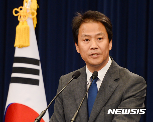 【서울=뉴시스】김진아 기자 = 임종석 청와대 비서실장은 20일 자신의 페이스북에 공론화위 발표에 대한 생각을 올렸다. 사진은 임 비서실장이 지난달 15일 청와대 춘추관에서 박성진 중소벤처기업부 장관 후보자의 자진사퇴 관련 대국민 사과와 김명수 대법원장 후보자 인준안의 국회 통과를 호소하는 모습이다. 2017.09.15. bluesoda@newsis.com