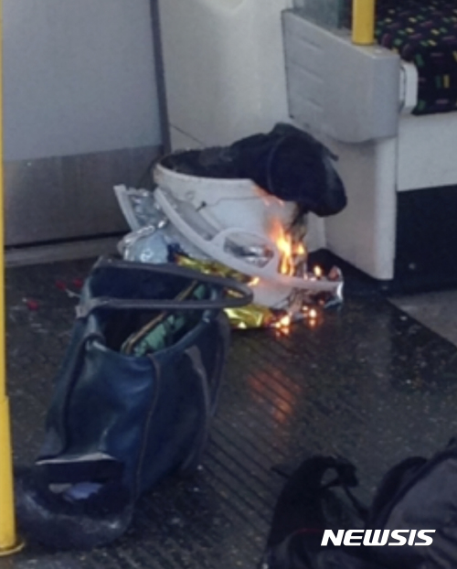 【런던=AP/뉴시스】 15일 영국 런던 서부 '파슨스 그린' 지하철역에 정차해있던 지하철에서 터진 사제폭발물의 모습. 폭발 후 하얀색 플라스틱 통에서 불길이 타오르고 있다. 2017.09.16.