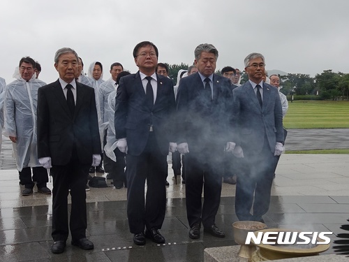 【제주=뉴시스】조수진 기자 = 김부겸 행정안전부 장관이 16일 오전 제주4·3 평화공원 위령탑에 참배를 하고 있다. 2017.09.16. susie@newsis.com