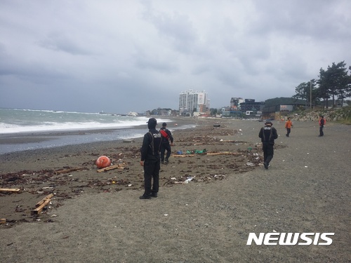 【울산=뉴시스】박일호 기자 = 16일 낮 12시20분께 울산시 북구 산하동 정자해변에서 실종자가 발생돼 해경이 수색작업을 펼치고 있다. 2017.09.16. (사진=울산해양경찰서 제공) photo@newsis.com