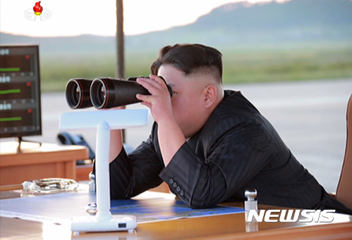 【서울=뉴시스】북한 조선중앙TV가 16일 평양 순안비행장에서 진행된 IRBM(중거리급탄도미사일) '화성-12형' 발사 장면을 공개하고 있다. 조선중앙TV는 "우리의 최종목표는 미국과 실제적인 힘의 균형을 이루어 미국 집권자들의 입에서 함부로 잡소리가 나오지 못하게 하는 것"이라며 화성-12형의 전투적 성능과 신뢰성이 철저히 검증됐다고 주장했다. (사진=조선중앙TV 캡쳐)&nbsp; photo@newsis.com