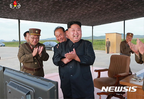 【서울=뉴시스】북한 조선중앙TV가 16일 평양 순안비행장에서 진행된 IRBM(중거리급탄도미사일) '화성-12형' 발사 장면을 공개하고 있다.조선중앙TV는 "우리의 최종목표는 미국과 실제적인 힘의 균형을 이루어 미국 집권자들의 입에서 함부로 잡소리가 나오지 못하게 하는 것"이라며 화성-12형의 전투적 성능과 신뢰성이 철저히 검증됐다고 주장했다. (사진=조선중앙TV 캡쳐) photo@newsis.com