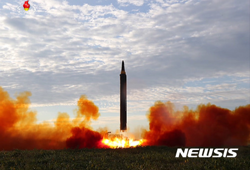 【서울=뉴시스】북한 조선중앙TV가 16일 평양 순안비행장에서 진행된 IRBM(중거리급탄도미사일) '화성-12형' 발사 장면을 공개하고 있다.조선중앙TV는 "우리의 최종목표는 미국과 실제적인 힘의 균형을 이루어 미국 집권자들의 입에서 함부로 잡소리가 나오지 못하게 하는 것"이라며 화성-12형의 전투적 성능과 신뢰성이 철저히 검증됐다고 주장했다. (사진=조선중앙TV 캡쳐) photo@newsis.com