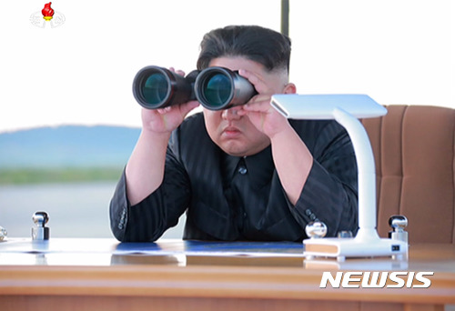 【서울=뉴시스】북한 조선중앙TV가 16일 평양 순안비행장에서 진행된 IRBM(중거리급탄도미사일) '화성-12형' 발사 장면을 공개하고 있다.조선중앙TV는 "우리의 최종목표는 미국과 실제적인 힘의 균형을 이루어 미국 집권자들의 입에서 함부로 잡소리가 나오지 못하게 하는 것"이라며 화성-12형의 전투적 성능과 신뢰성이 철저히 검증됐다고 주장했다. (사진=조선중앙TV 캡쳐) photo@newsis.com