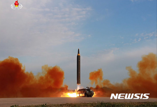 【서울=뉴시스】북한 조선중앙TV가 16일 평양 순안비행장에서 진행된 IRBM(중거리급탄도미사일) '화성-12형' 발사 장면을 공개하고 있다.조선중앙TV는 "우리의 최종목표는 미국과 실제적인 힘의 균형을 이루어 미국 집권자들의 입에서 함부로 잡소리가 나오지 못하게 하는 것"이라며 화성-12형의 전투적 성능과 신뢰성이 철저히 검증됐다고 주장했다. (사진=조선중앙TV 캡쳐) photo@newsis.com