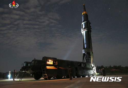 【서울=뉴시스】평양 순안비행장에서 진행된 IRBM(중거리급탄도미사일) '화성-12형' 발사 장면. (사진=조선중앙TV 캡쳐) photo@newsis.com