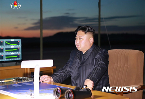 【서울=뉴시스】북한 조선중앙TV가 16일 평양 순안비행장에서 진행된 IRBM(중거리급탄도미사일) '화성-12형' 발사 장면을 공개하고 있다. 조선중앙TV는 "우리의 최종목표는 미국과 실제적인 힘의 균형을 이루어 미국 집권자들의 입에서 함부로 잡소리가 나오지 못하게 하는 것"이라며 화성-12형의 전투적 성능과 신뢰성이 철저히 검증됐다고 주장했다. (사진=조선중앙TV 캡쳐)&nbsp; photo@newsis.com