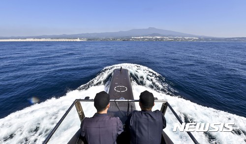 【제주=뉴시스】정윤아 기자 =승조원들이 잠수함 함교탑에 올라가기 위해 수직사다리를 올려다본 모습이다. 승조원들은 함교탑까지 올라가기 위해서는 건물 2~3층 이상의 높이를 수직으로 된 계단을 타고 오르락내리락 해야만 한다. (사진제공=해군)