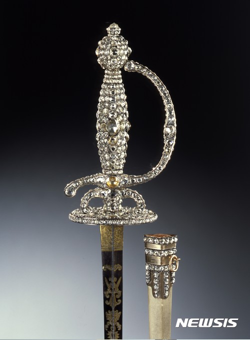 【서울=뉴시스】 로즈컷 다이아몬드 장식세트 중 작은 검과 칼집, 1782~1789년께, 드레스덴박물관연합 그린볼트박물관 소장 ⓒStaatliche Kunstsammlungen Dresden