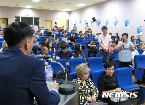 【안산=뉴시스】이종일 기자 = '고려인 전국 네트워크'가 17일 경기 안산시 화랑유원지 경기도미술관 강당에서 '고려인 만민회의'를 주최한 가운데 한 고려인이 한국 생활의 애로사항과 고려인에 대한 제도 개선 등을 발표하고 있다. 2017.09.17. lji22356@newsis.com