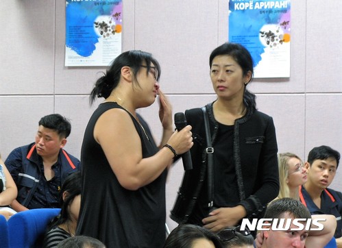 【안산=뉴시스】이종일 기자 = '고려인 전국 네트워크'가 17일 경기 안산시 화랑유원지 경기도미술관 강당에서 '고려인 만민회의'를 주최한 가운데 한 여성 고려인이 한국 생활의 애로사항 등을 이야기하면서 울먹이고 있다. 2017.09.17. lji22356@newsis.com