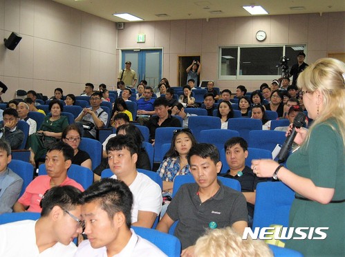 【안산=뉴시스】이종일 기자 = '고려인 전국 네트워크'가 17일 경기 안산시 화랑유원지 경기도미술관 강당에서 '고려인 만민회의'를 주최한 가운데 한 고려인이 한국 생활의 애로사항과 고려인에 대한 제도 개선 등을 발표하고 있다. 2017.09.17. lji22356@newsis.com