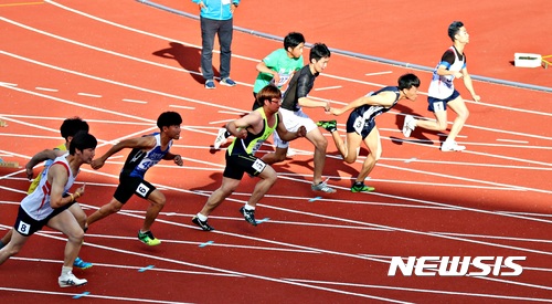【충주=뉴시스】강신욱 기자 = 17일 오후 충북 충주종합운동장에서 이날 마지막 트랙경기로 펼쳐진 남자 100m T37 결승전에서 선수들이 힘차게 스타트하고 있다. 경기 결과 제주 소속 이동규가 13초61의 기록으로 1위를 차지했다. 2017.09.17 ksw64@newsis.com