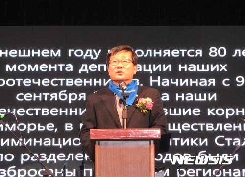 【안산=뉴시스】이종일 기자 = 더불어민주당 전해철(경기 안산상록갑) 국회의원이 17일 오후 안산시 화랑유원지 야외무대에서 열린 '고려인특별법 개정을 위한 고려인대회' 기념식에서 고려인특별법 전부 개정안 발의에 대한 설명하고 있다. 2017.09.17. lji22356@newsis.com