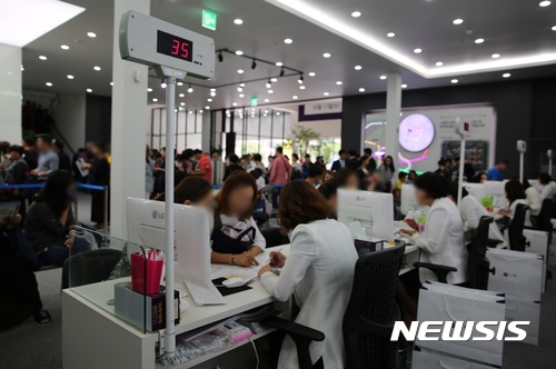 【대구=뉴시스】정창오 기자 = 17일 오후 ‘오페라 트루엘 시민의 숲’ 견본주택을 찾은 방문객들이 상담창구에서 상담에 여념이 없다. 2017.09.18.(사진=일성건설 제공) photo@newsis.com
