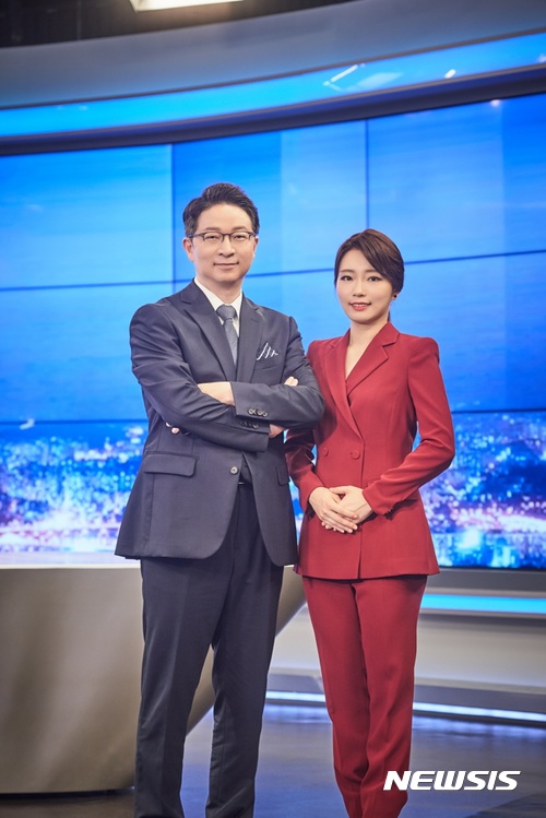 【서울=뉴시스】 채널A는 18일 뉴스 프로그램이 대대적으로 개편된다고 밝혔다. '뉴스A'의 김승련 정치부장(왼쪽), 여인선 기자. 2017.09.18. (사진= 채널A 제공) photo@newsis.com 