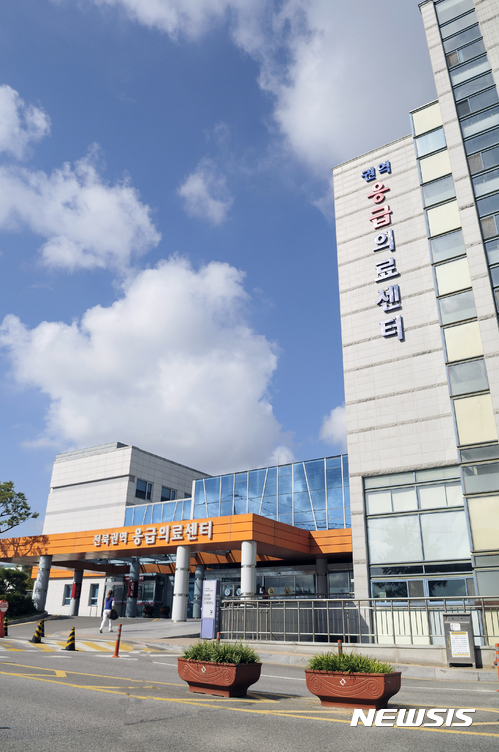 【전주=뉴시스】윤난슬 기자 = 전북대병원의 응급실 체계 개선 노력이 의료 서비스 질 향상 효과를 거두고 있는 것으로 나타났다. 사진은 전북대병원 권역응급의료센터 모습. 2017.09.18.(사진=전북대병원 제공) photo@newsis.com