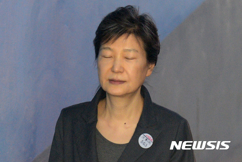 【서울=뉴시스】권현구 기자 = 박근혜 전 대통령이 지난해 9월18일 오전 서울 서초구 서울중앙지방법원에서 열린 72차 공판에 출석하고 있다. 2017.09.18. stoweon@newsis.com