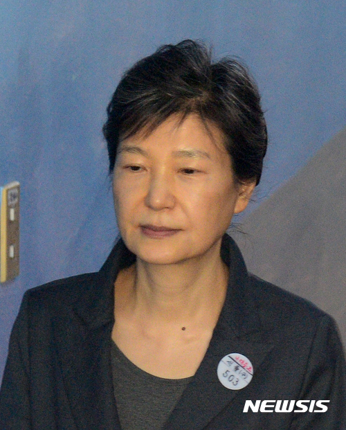 【서울=뉴시스】권현구 기자 = 박근혜 전 대통령이 18일 오전 서울 서초구 서울중앙지방법원에서 열린 '국정농단' 72차 공판에 출석하고 있다. 2017.09.18. stoweon@newsis.com