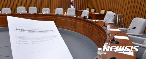 【서울=뉴시스】이영환 기자 = 18일 오전 서울 여의도 국회 제3회의장에서 열릴 예정이던 김명수 대법원장 후보자 임명동의에 관한 인사청문특별위원회 전체회의가 보류돼 주호영 위원장과 여야 위원들의 자리가 비어있다.이날 전체회의는 10시께 열릴 예정이었으나 11시께로 한 차례 미뤄졌고 결국 보류됐다. 2017.09.18. 20hwan@newsis.com