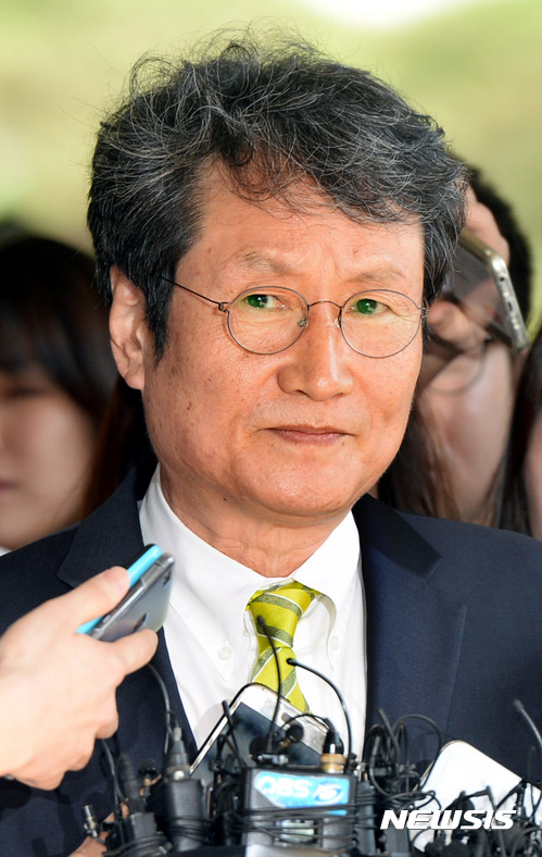 【서울=뉴시스】임태훈 기자 = 배우 문성근이 이명박 정부 시절 국가정보원이 작성한 문화·예술계 블랙리스트 사건과 관련해 참고인 신분으로 피해자 조사를 받기위해 18일 오전 서울 서초구 서울중앙지방검찰청 국정원 수사팀에 출석하며 취재진의 질문을 듣고 생각에 잠겨있다. 2017.09.18.&nbsp; taehoonlim@newsis.com