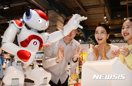 【고양=뉴시스】이종철 기자 = 18일 이마트 스타필드 고양 토이킹덤에서 모델들이 인공지능 휴머노이드 로봇 ‘나오(Nao)’와 대화하고 있다. 이마트는 오는 22일까지 스타필드 고양의 토이킹덤에서 말하는 쇼핑 로봇 도우미를 선보이는데 사람과 대화하는 인공지능 휴머노이드 로봇이 실제 쇼핑 매장에 등장하는 첫 사례다. ‘나오’는 키 58cm에 사람처럼 눈·팔·다리가 달렸으며 자연스럽게 손짓·몸짓·목소리 등을 통해 의사전달을 할 수 있다. 사람의 말소리에 눈을 맞추고 상황에 맞는 대화도 할 수 있다. 2017.09.18.jc4321@newsis.com