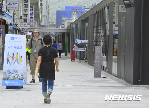 [서울=뉴시스]전진환 기자 = 지난 2017년 9월18일 오전 상인, 시민들이 서울 종로구 세운상가의 새롭게 단장한 3층 보행로를 걷고 있는 모습. 2017.09.18. amin2@newsis.com