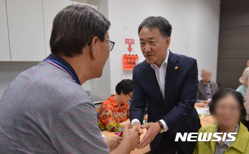 【서울=뉴시스】김선웅 기자 = 박능후 보건복지부 장관이 '치매극복의 날'을 사흘 앞둔 18일 오후 서울 송파구 치매지원센터를 방문, 센터를 찾은 어르신들과 인사를 나누고 있다. 2017.09.18. mangusta@newsis.com