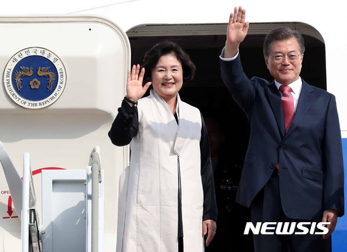 【성남=뉴시스】전신 기자 = 문재인 대통령과 부인 김정숙 여사가 유엔총회 참석 등 3박5일의 뉴욕 순방 일정을 위해 18일 경기도 성남 서울공항에서 출국 전 손을 흔들어 인사하고 있다. 문 대통령은 뉴욕에 머물면서 유엔총회 기조연설을 하고 한·미·일 정상회담을 비롯한 주요 정상회담을 소화한다. 2017.09.18.&nbsp; photo1006@newsis.com