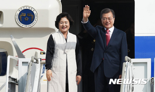 【성남=뉴시스】유엔총회 참석을 위해 출국한 문재인 대통령 내외의 모습. (사진=뉴시스DB).2017.09.18. 