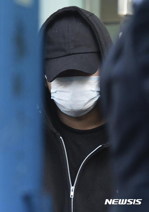 【서울=뉴시스】최진석 기자 = 남경필 경기도지사의 장남이 마약 사건에 연루돼 긴급체포된 18일 오후 서울 동대문구 서울지방경찰청 광역수사대 마약수사계에서 조사를 마친 남씨가 이동하고 있다. 경찰에 따르면 회사원인 남씨는 지난 13일 중국에서 필로폰 약 4g을 매수해 15일 인천국제공항을 통해 입국하면서 속옷 안에 숨겨 밀반입, 지난 16일 오후 자택에서 한 차례 필로폰을 투약한 혐의를 인정했으며, 수사팀은 남씨의 자택에서 필로폰 2g을 압수했다. 2017.09.18. myjs@newsis.com