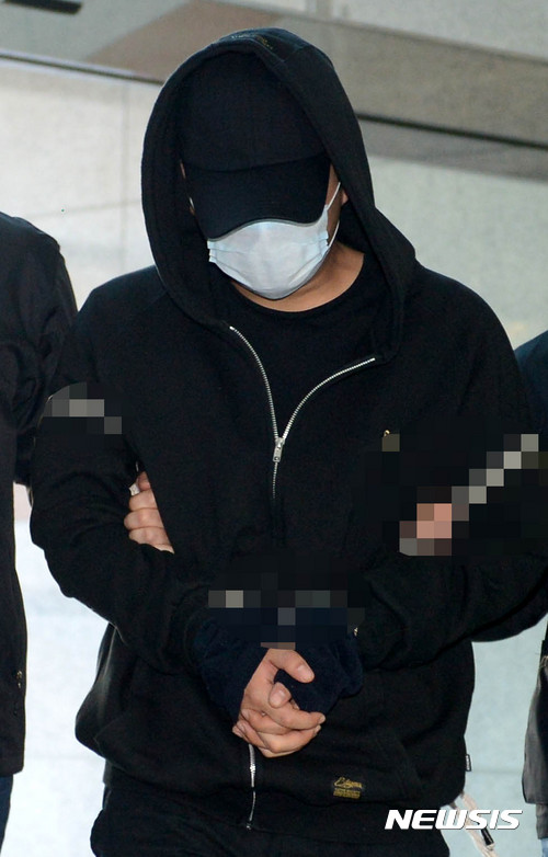 【서울=뉴시스】박주성 기자 = 마약 사건에 연루돼 긴급체포된 남경필 경기도지사의 장남 남씨가 지난해 9월18일 오후 서울지방경찰청 광역수사대 마약수사계에서 조사를 마친 뒤 성북구 성북경찰서로 들어오고 있다. 2017.09.18. myjs@newsis.com