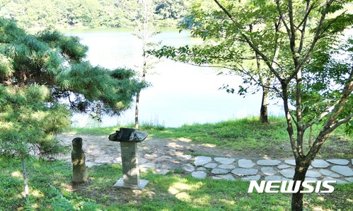 【충주=뉴시스】강신욱 기자 = 충북 충주시 호암지 주변에는 일제강점기 충주수리조합장 일본인 스즈키 마사이치의 사업성공기념비가 세워져 있지만 안내판이 없어 일반인은 비석 내용과 스즈키의 인물을 알지 못한다. 2017.09.19. ksw64@newsis.com