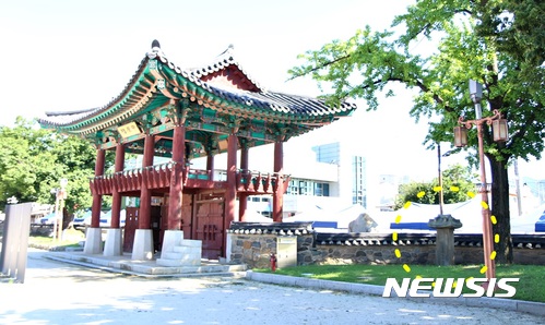 【충주=뉴시스】강신욱 기자 = 충북 충주시 성내동 관아공원(옛 충주읍성) 중원루 옆에는 대한제국기 마지막과 일제강점기 초대 충주군수를 지낸 서회보의 애민선정비(점선 원안)가 있지만 친일인명사전 등에 올라 있는 서회보 관련 설명을 적은 안내판이 없어 시민과 관광객이 비석의 실체를 알지 못하고 있다. 2017.09.19. ksw64@newsis.com